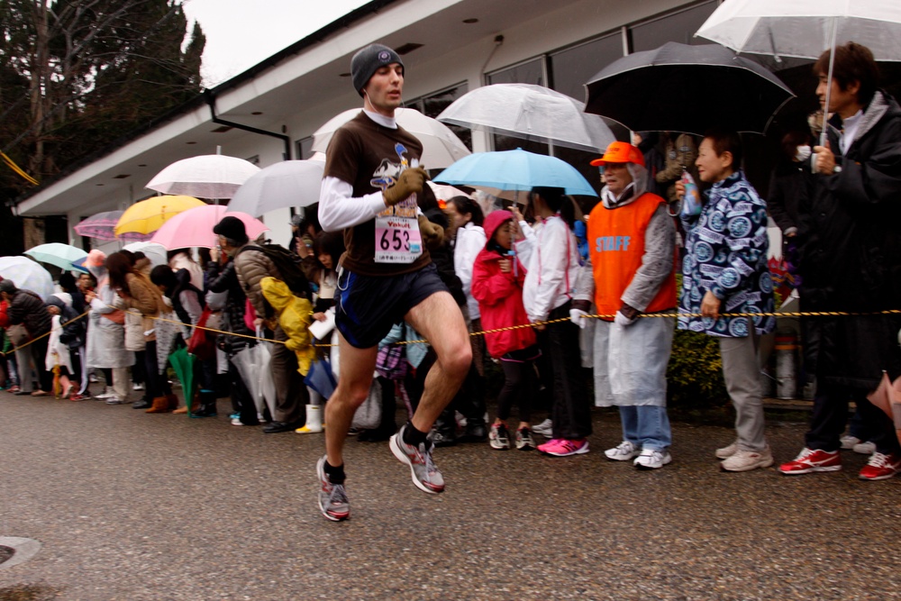 Run enthusiasts sprint through bleak weather
