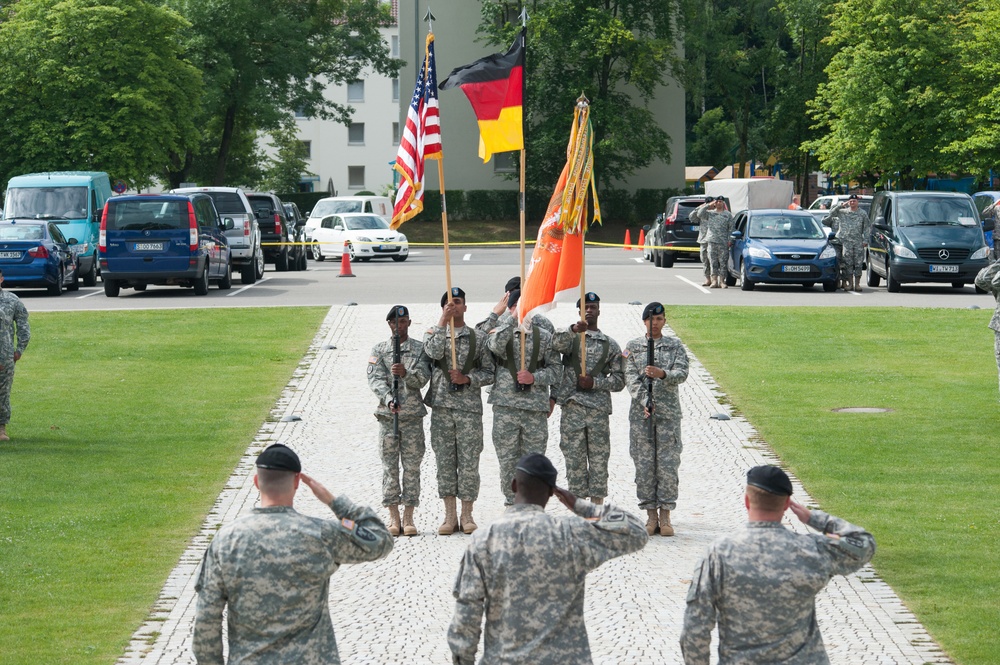 DVIDS - Images - 52nd Signal Battalion change of command [Image 4 of 19]