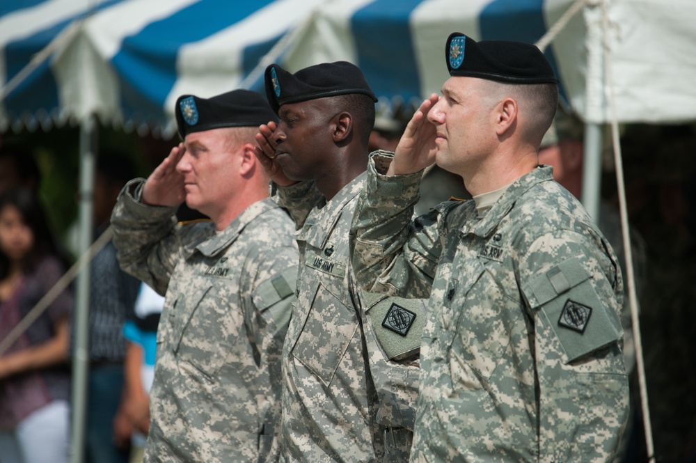 DVIDS - Images - 52nd Signal Battalion change of command [Image 19 of 19]