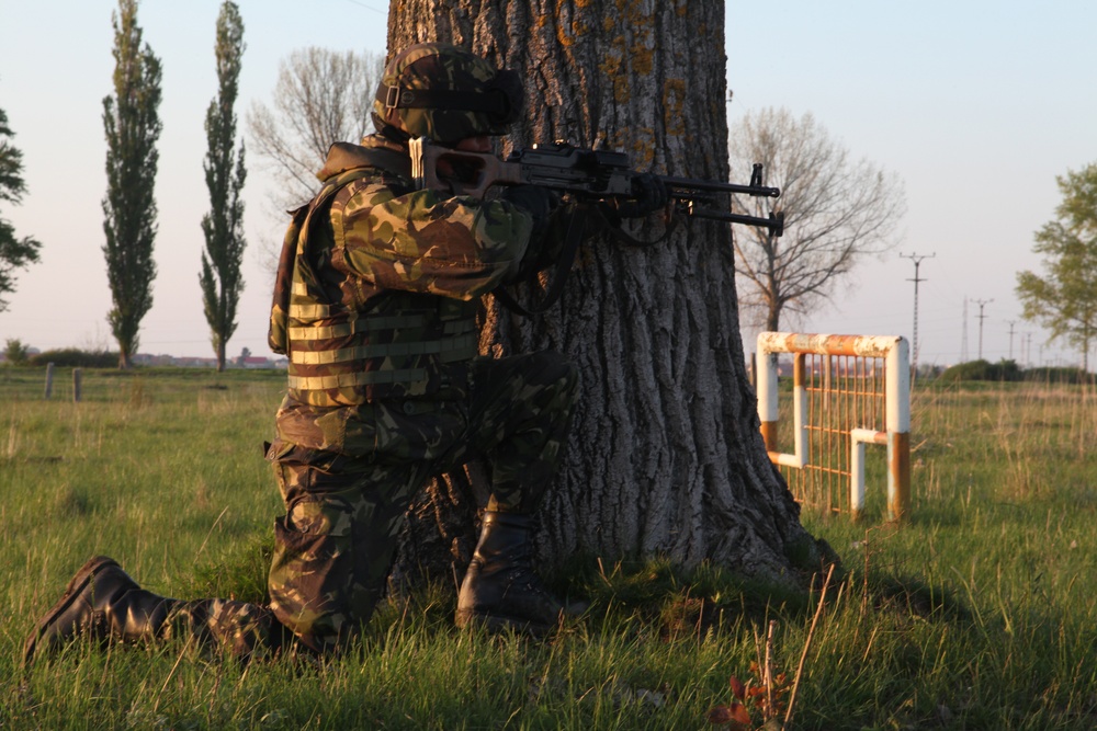 Marines, Romanians exchange tactics