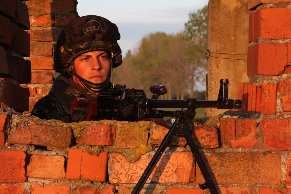 Marines, Romanians exchange tactics