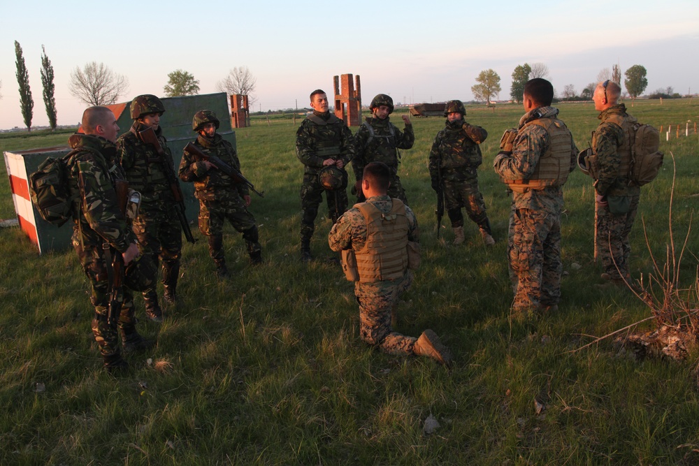 Marines, Romanians exchange tactics