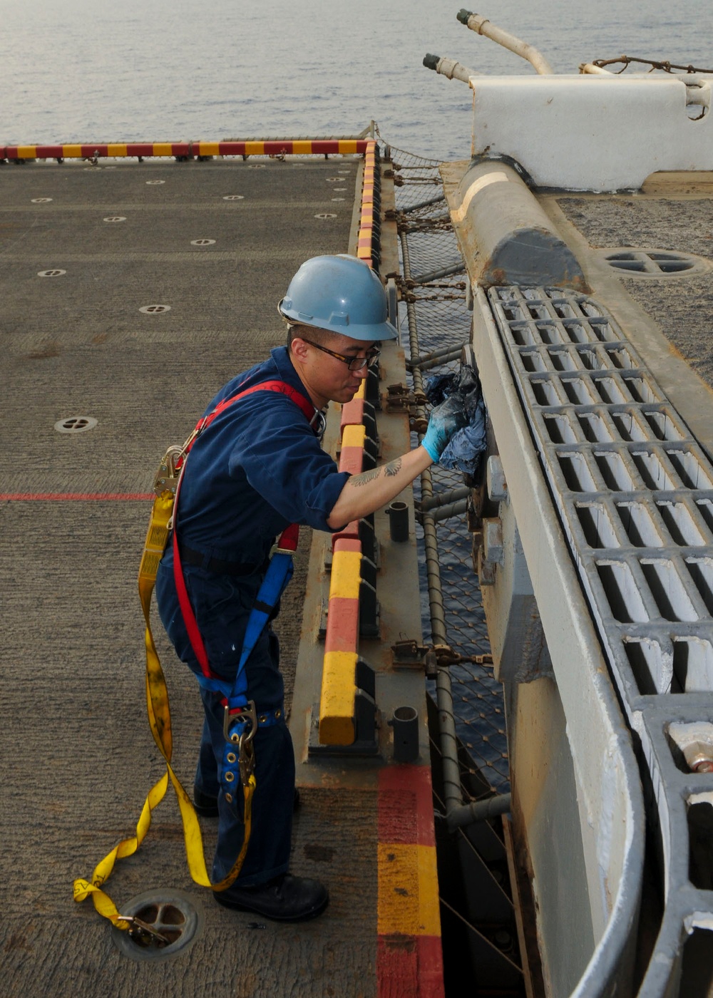 USS Iwo Jima sailor performs maintenance