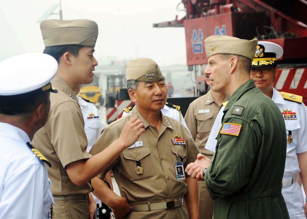 TF 70 commander speaks to South Korean leaders