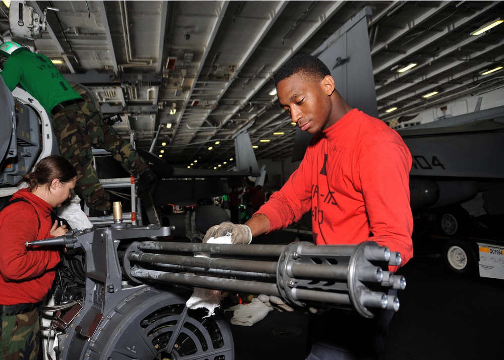 USS George Washington sailor conducts maintenance