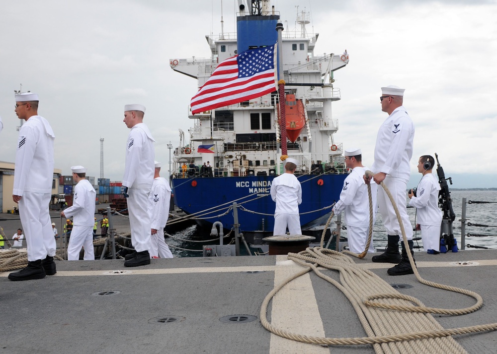 USS Vandegrift arrives in the Philippines