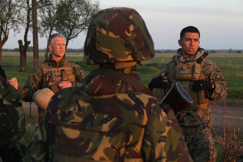 Marines, Romanians exchange tactics