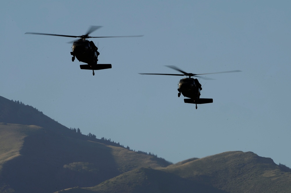 2nd Battalion 19th Special Forces Group fly on a UH-60L Black Hawk by the Detachment 2, Company C, 1st General Support Aviation Battalion, 171st Aviation Regiment