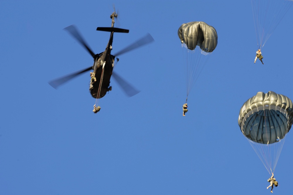 2nd Battalion 19th Special Forces Group fly on a UH-60L Black Hawk by the Detachment 2, Company C, 1st General Support Aviation Battalion, 171st Aviation Regiment