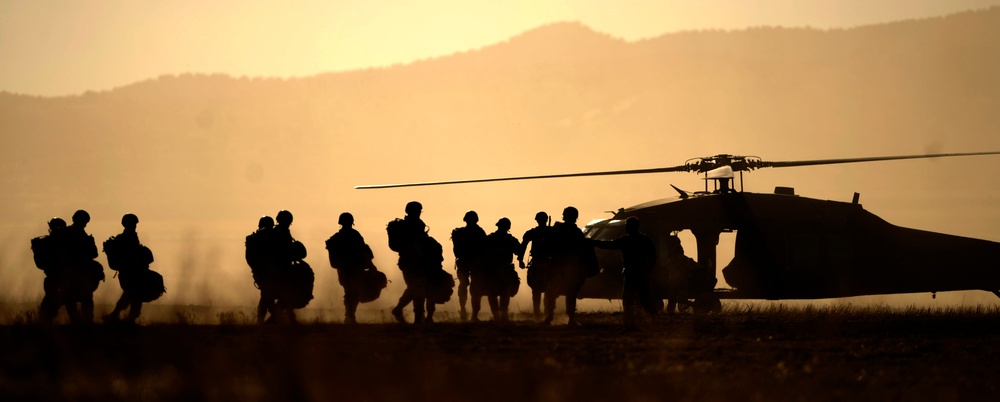 2nd battalion, 19th Special Forces fly with Detachment 2, Company C, 1st General Support Aviation Battalion, 171st Aviation Regiment