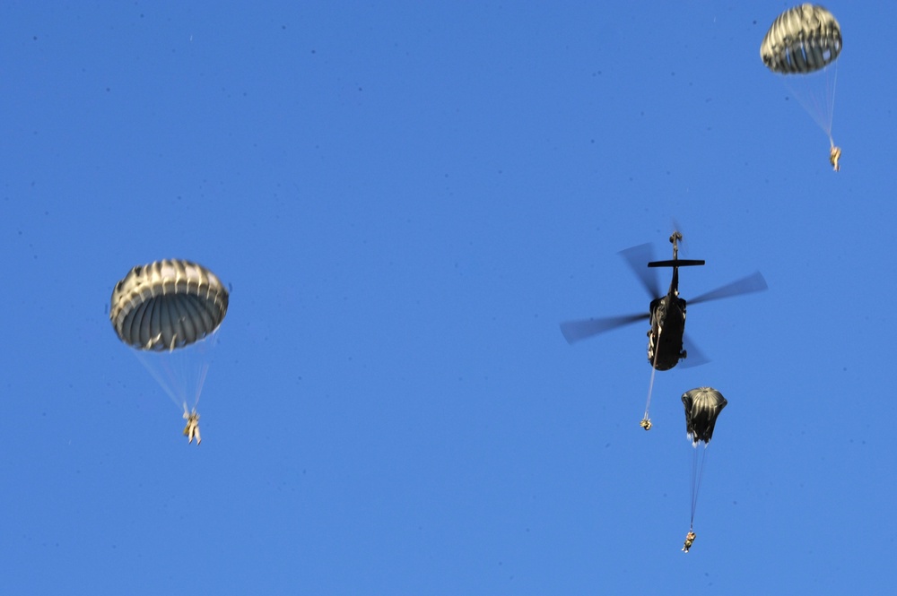 2nd battalion, 19th Special Forces fly on with Detachment 2, Company C, 1st General Support Aviation Battalion, 171st Aviation Regiment UH-60L Black Hawk