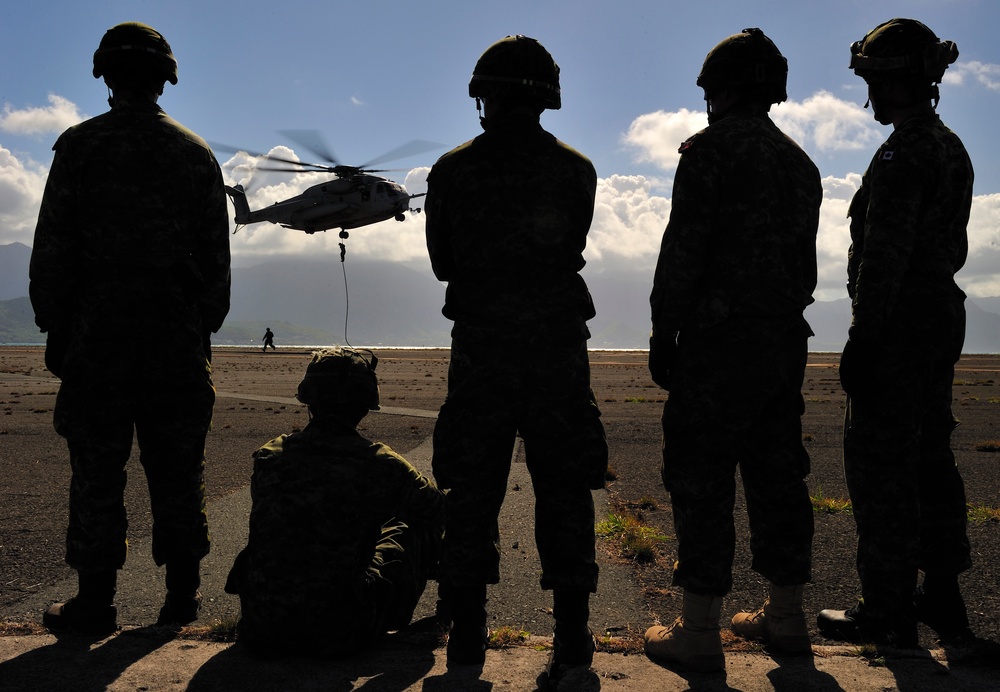 U.S. Marines train with Canadian Forces in Hawaii (RIMPAC 2012)