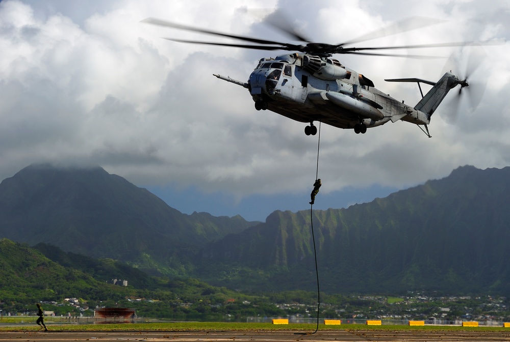 U.S. Marines train with Canadian Forces in Hawaii (RIMPAC 2012)