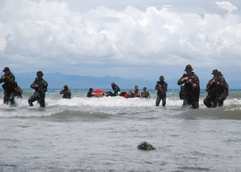 FAST Marines and Philippine troops conduct amphibious training during CARAT Philippines 2012