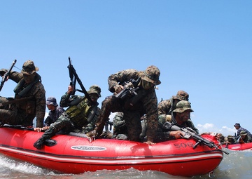 FAST Marines and Philippine troops conduct amphibious training during CARAT Philippines 2012