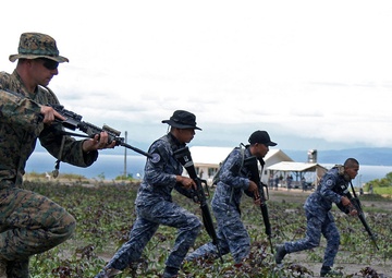 FAST Marines and Philippine troops conduct amphibious training during CARAT Philippines 2012