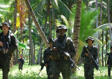 FAST Marines and Philippine troops conduct amphibious training during CARAT Philippines 2012