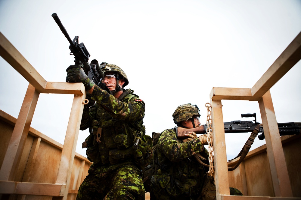 Americans, Canadians tag-team urban assault exercise