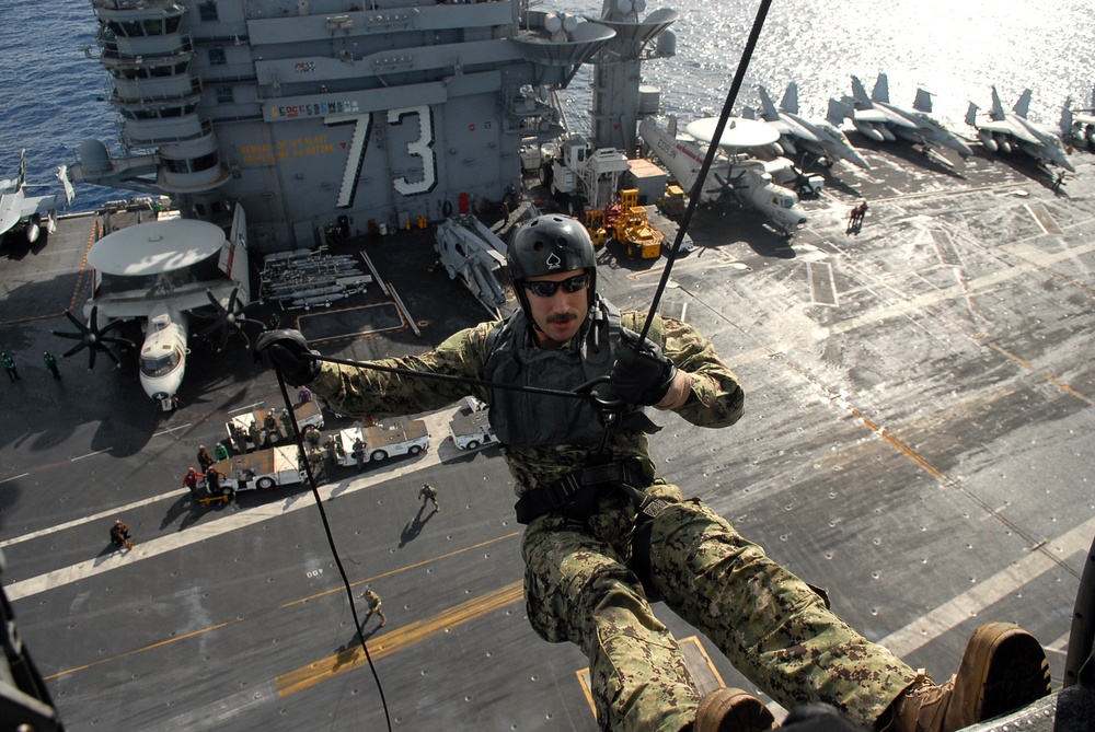 Fast rope and rappelling exercise