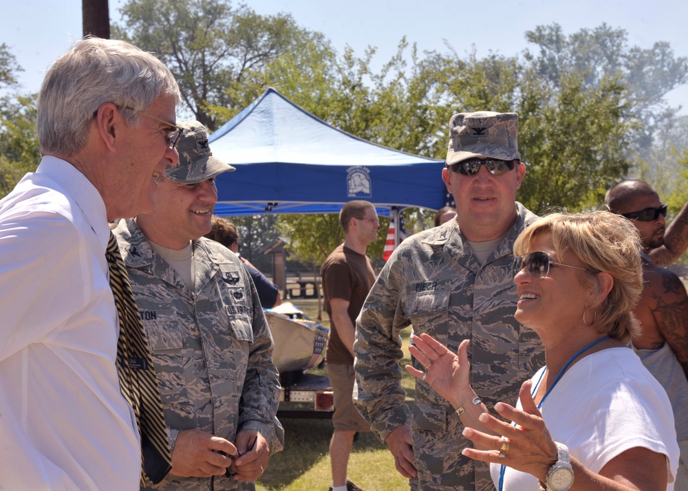 Sen. Bingaman visits Cannon Air Force Base