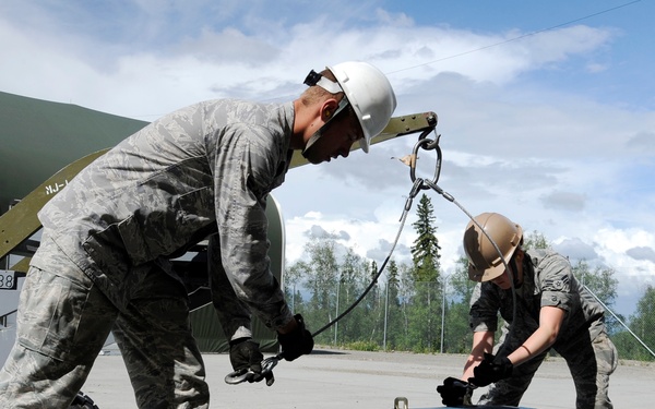 Munitions crew chiefs handle BDUs