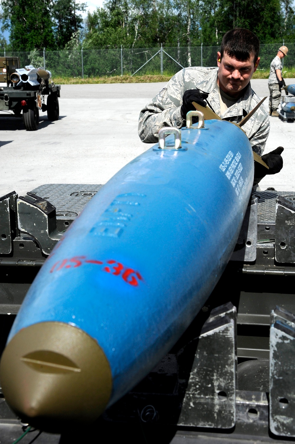 Munitions crew chiefs handle BDUs