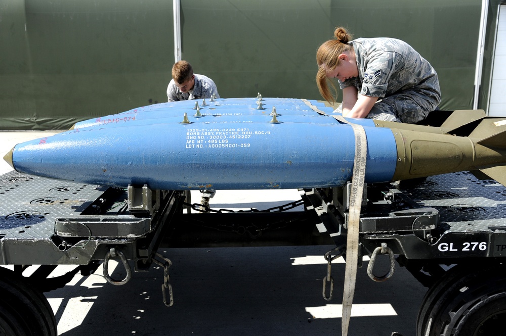 Munitions crew chiefs handle BDUs