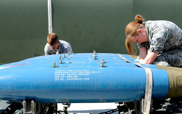 Munitions crew chiefs handle BDUs