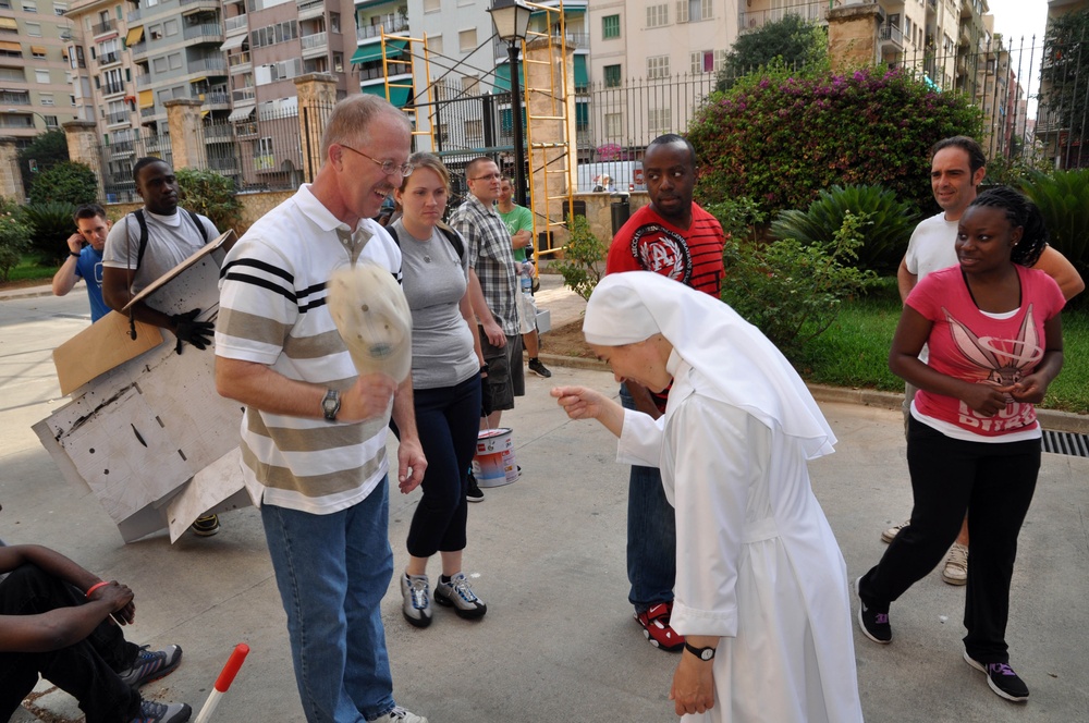 IKE sailors volunteer ashore