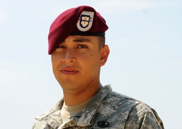 Paratrooper earns citizenship during White House ceremony