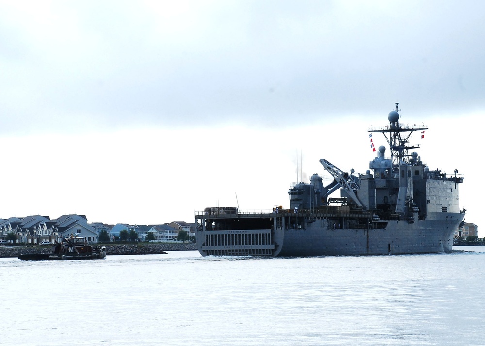 USS Fort McHenry leaves Virginia Beach