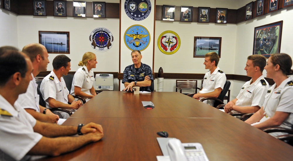 US and Italian midshipmen visit Naples