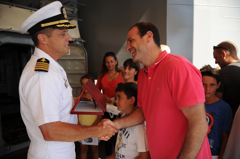 Mount Whitney hosts ship tours in Homeport of Gaeta