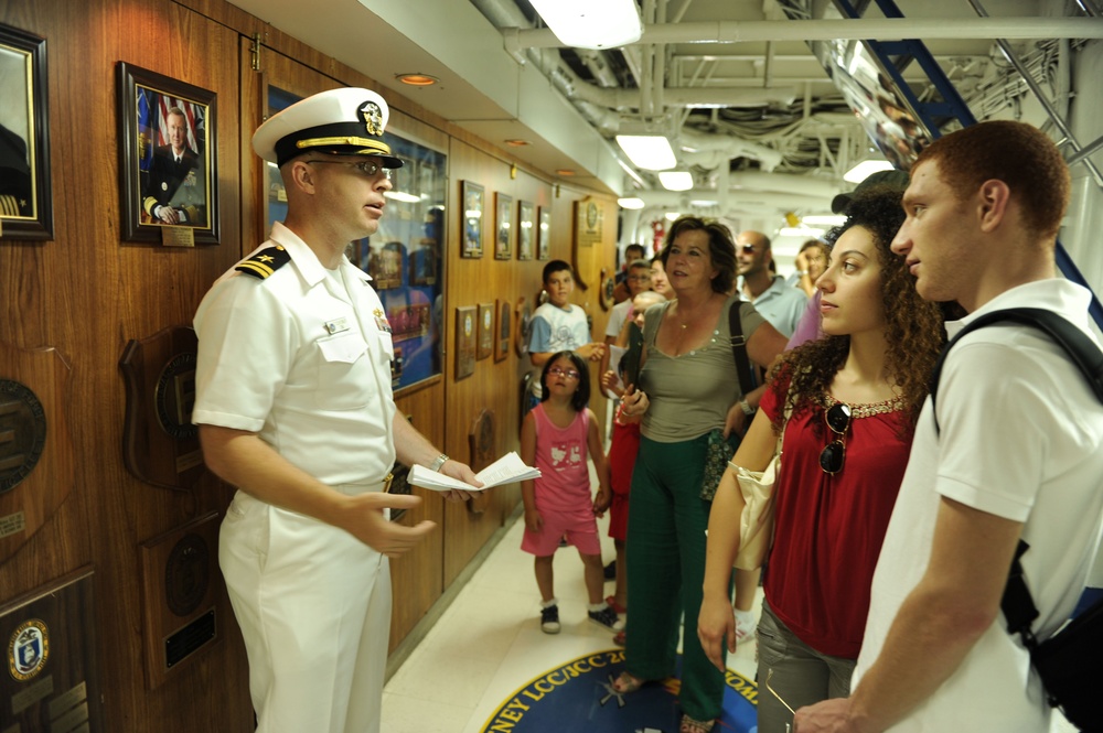 Mount Whitney hosts ship tours in Homeport of Gaeta