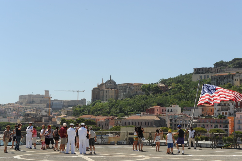 Mount Whitney hosts ship tours in Homeport of Gaeta