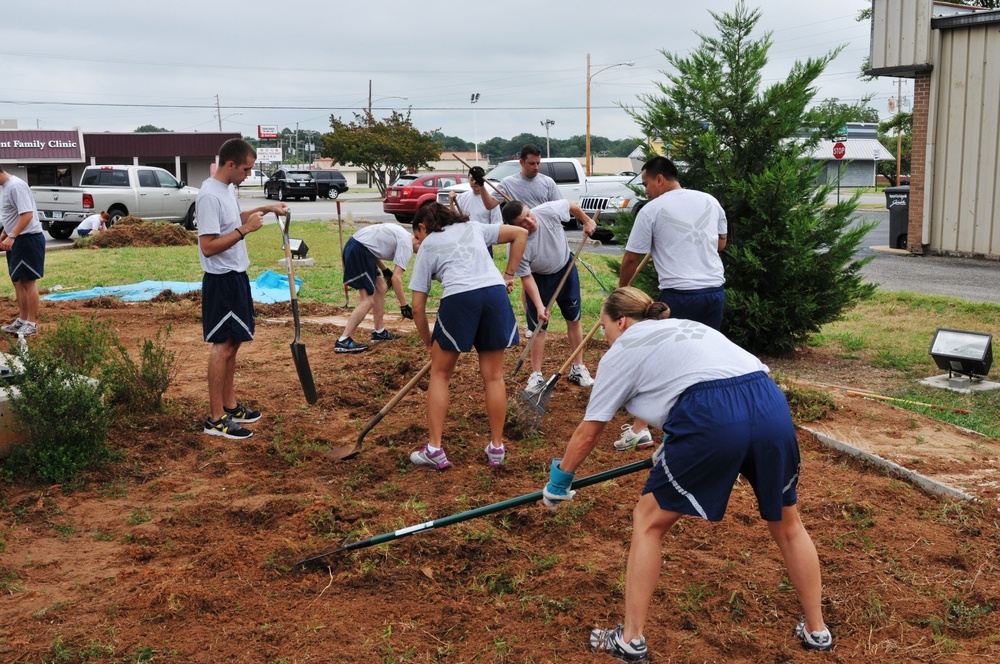 Air Force reservists give back to community