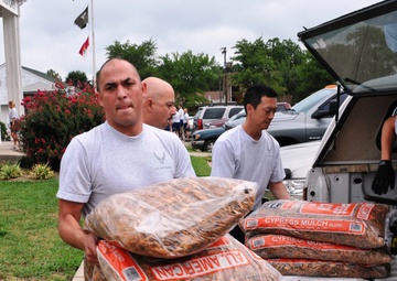 Air Force reservists give back to the community