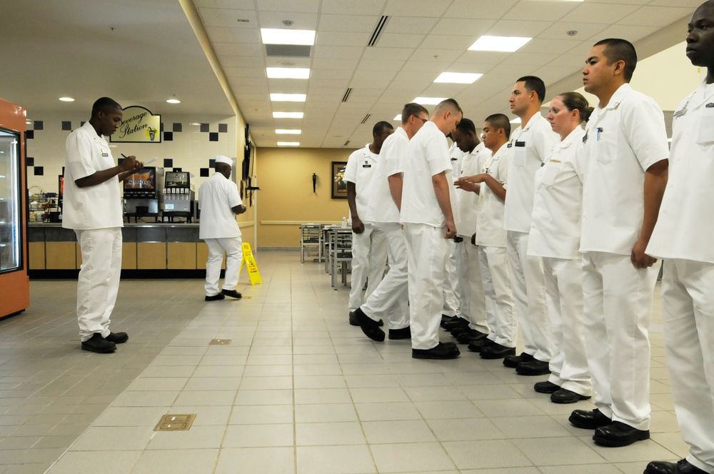 Food service specialists provide quality meals for Fort Bliss personnel