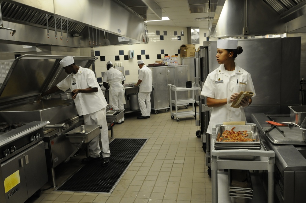 Food service specialists provide quality meals for Fort Bliss personnel