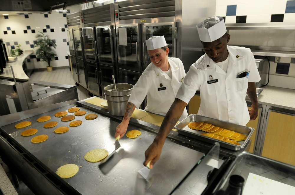 Food service specialists provide quality meals for Fort Bliss personnel