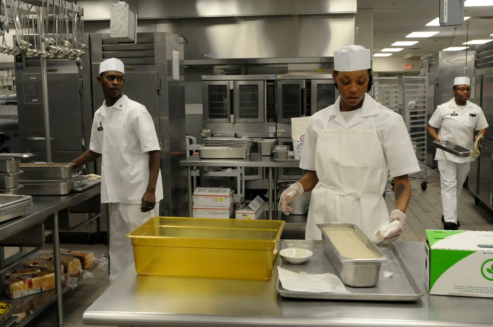 Food service specialists provide quality meals for Fort Bliss personnel