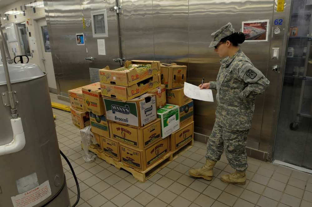 Food service specialists provide quality meals for Fort Bliss personnel