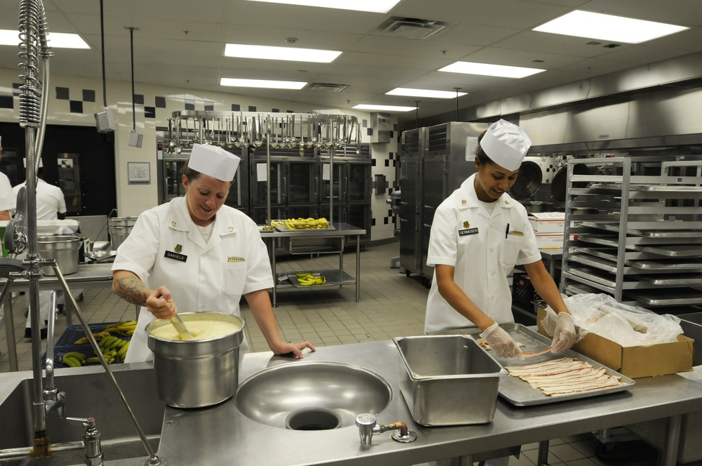 Food service specialists provide quality meals for Fort Bliss personnel