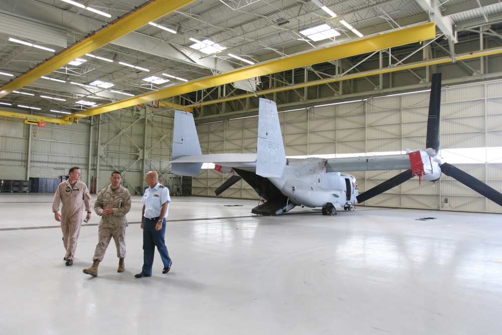 Royal Canadian Air Force visits VMM-163