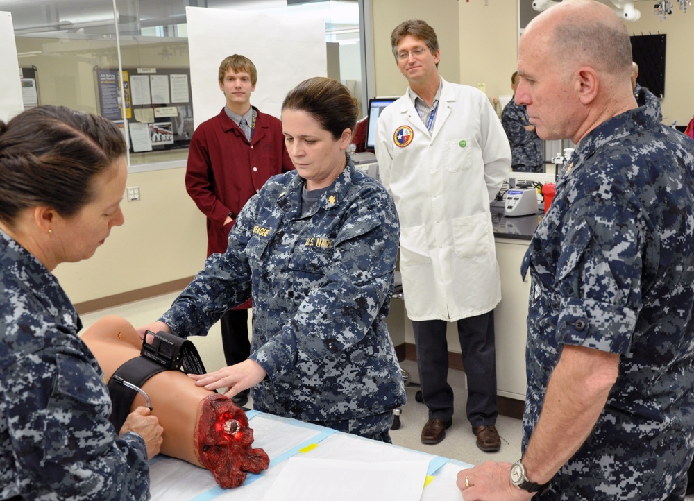 Navy surgeon general views latest biomedical research at Navy’s Alamo City laboratory