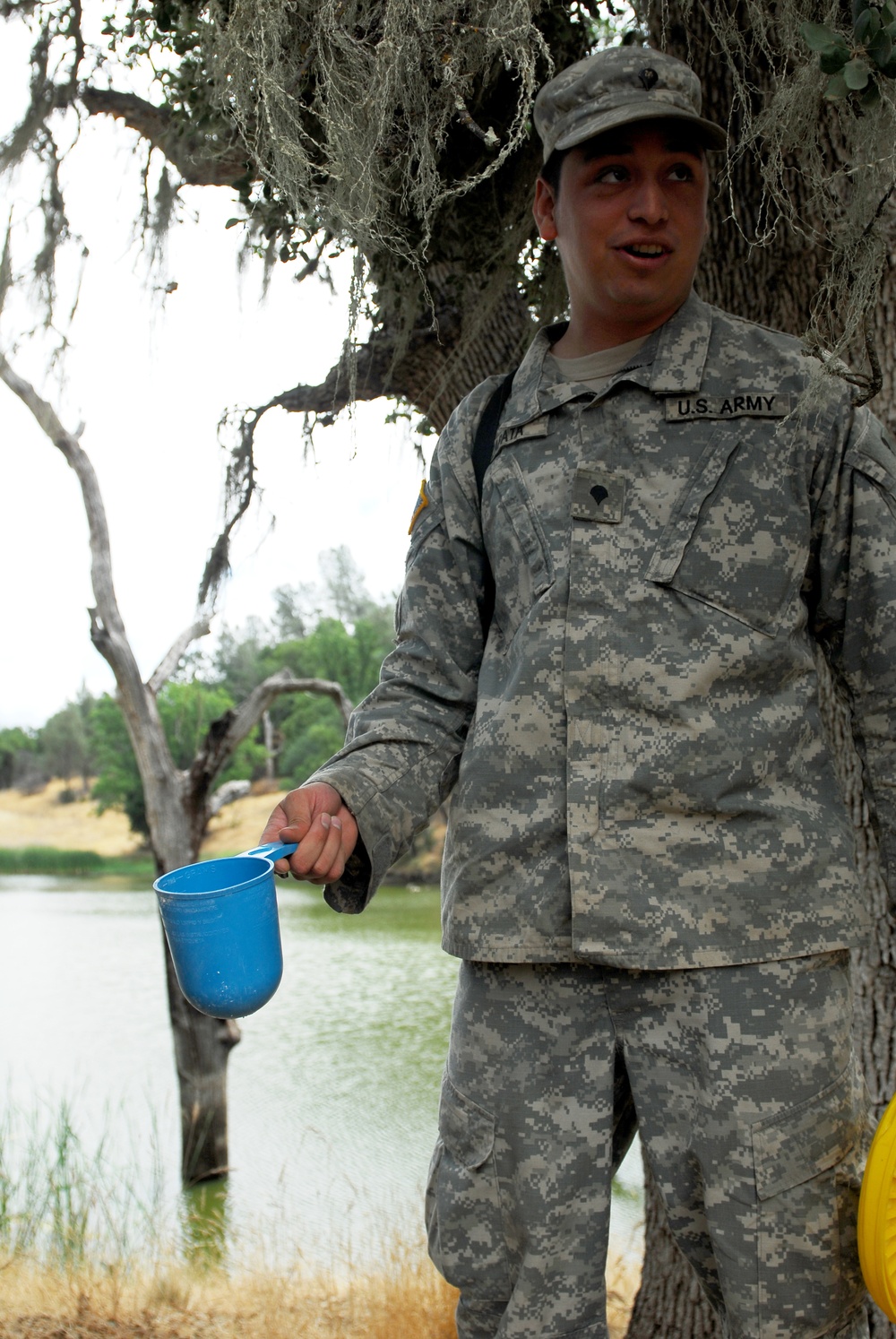 Lake to Cup, Soldiers Purify Water