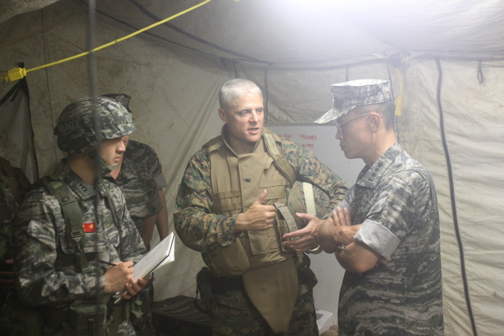 ROK, U.S. Marine Regimental Commanders discuss training