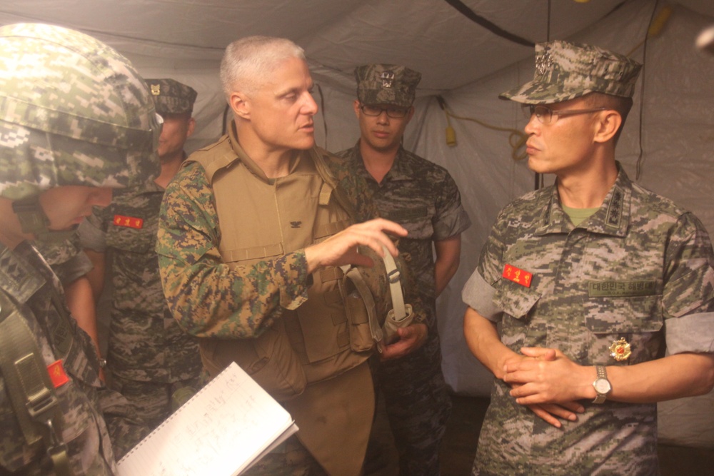 ROK, U.S. Marine Regimental Commanders discuss training