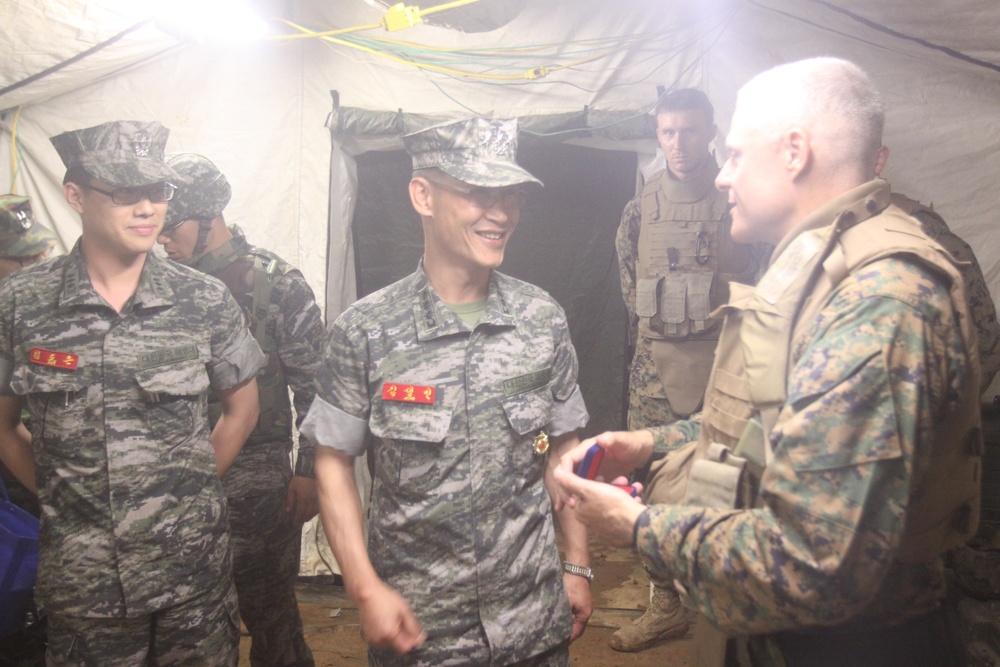 ROK, U.S. Marine Regimental Commanders discuss training