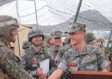 ROK, U.S. Marine Regimental Commanders exchange gifts